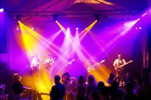 Imagem para o artigo: Seu Evento em Nova Mutum Merece Brilhar: Iluminação Cênica que Transforma Sonhos em Realidade