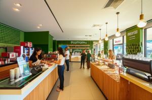 Imagem para o artigo: Seu Negócio em Nova Mutum Merece Brilhar: Transforme seu Espaço Comercial em um Imã de Clientes com Arquitetura de Interiores Estratégica