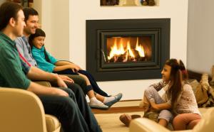 Imagem para o artigo: Sua Lareira em Nova Mutum: Aconchego Sem Fumaça e Risco de Incêndio. Limpeza Profissional que Garante a Sua Paz.